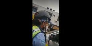 VIDEO: Hombre se enfrenta a 3 mujeres agentes de la ATM, en parqueo de Guayaquil