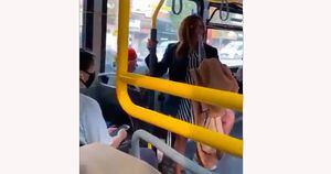 Vídeo: mulher sem máscara cospe em passageiro e é jogada para fora do ônibus