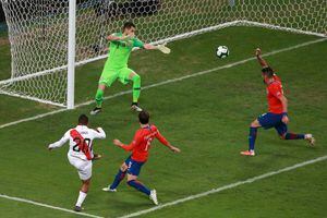 Perú hizo los goles que no pudo hacer Chile, la Roja quedó fuera de Brasil 2019 y dejó vacante la corona de América