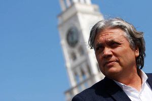 Navarro presenta recurso de protección contra Piñera por excluir a extranjeros "irregulares" de vacunación