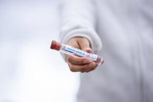 Variante brasileña de coronavirus podría ser hasta 2 veces más transmisible y evadir inmunidad