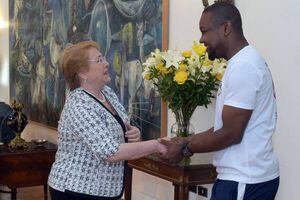 Presidenta Bachelet se reunió con haitiano que salvó la vida de una mujer en Independencia