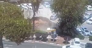 ¡IMPACTANTE! Socavón en Jerusalén 'se traga' varios autos