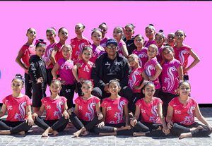 Natación artística toma impulso en Ecuador de la mano del club  Synchro 'Isalen' conformado por un grupo de niñas soñadoras