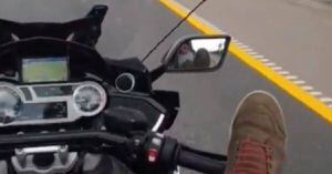 Youtuber muere por grabar video manejando una moto con los pies