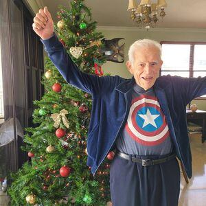Romero Barceló celebra su alta vestido de Capitán América