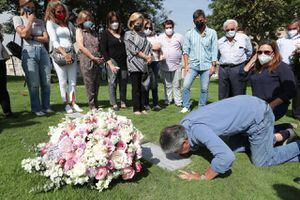 Mensaje e imágenes de Guillermo Lasso al visitar la tumba de sus padres