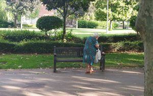 "Me siento donde me da la gana": abuelita protagonizó peleas en un parque por no llevar mascarilla