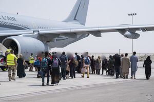 El puente aéreo de Kabul remonta vuelo con la evacuación de centenares de extranjeros y afganos
