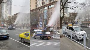 Camión desinfecta calles de China por crisis de coronavirus