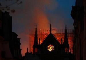 Francisco reza por Notre Dame y elogia a los bomberos