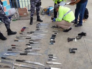 Machetes y celulares: ¿Qué indicios y evidencias recolectaron al interior de la Penitenciaría de Guayaquil?