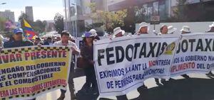 Videos: Así se desarrolla la movilización de los taxistas hacia la Asamblea y Presidencia