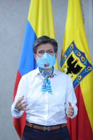 VIDEO: Pillaron a Claudia López sin tapabocas en la calle y rodeada de gente