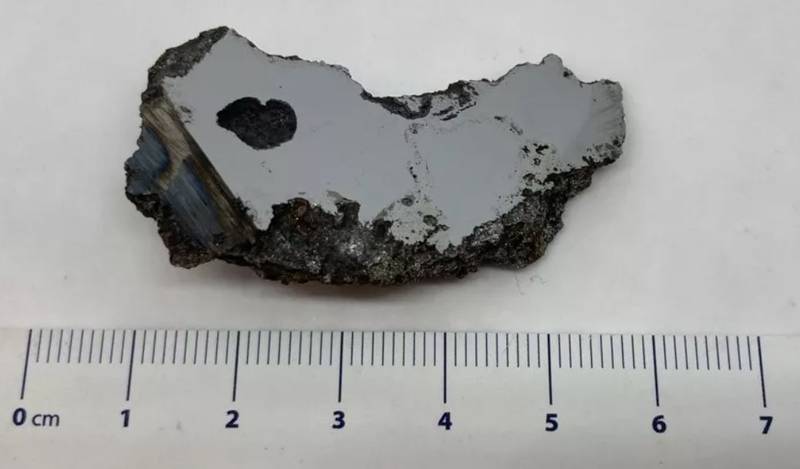 La rebanada de 2.5 onzas que contiene los dos minerales nuevos. (Crédito de la imagen: Colección de meteoritos de la Universidad de Alberta)