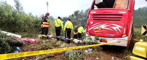 8 muertos y 16 heridos en trágico accidente de bus en la vía Papallacta