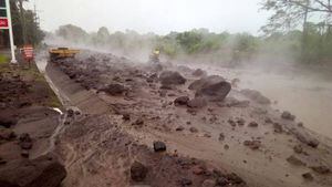 Evacúan aldea El Rodeo tras descenso de lahar