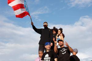 Artistas y ciudadanos responden con protesta frente a anuncio de no reelección de gobernador de Puerto Rico