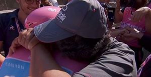 El emotivo abrazo de Richard Carapaz con su madre tras ganar el Giro de Italia 2019