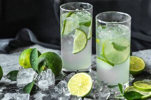 Agua de limón con chía para desintoxicar y quemar grasa