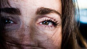 Óleos naturais para sobrancelhas: por que eles estão bombando e quais são seus efeitos?