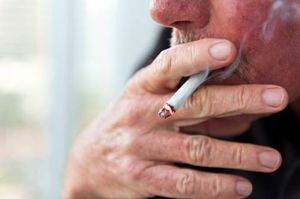 Así afecta el coronavirus a los fumadores, según especialista de la UNAM
