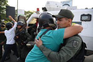 Militares se sublevan contra Maduro y Guaidó llama a toda la Fuerza Armada a sumarse