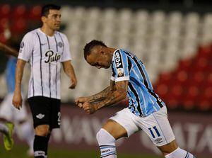 Gremio vence a Libertad y le pone difícil la tarea a la UC en la Libertadores