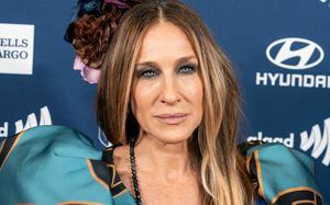 Sarah Jessica Parker surpreende com um look estampado e recebe críticas por "mau gosto"