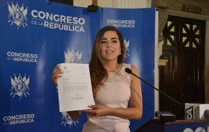 Diputada Patricia Sandoval genera debate por relato sobre besos entre hombres en la Constitución