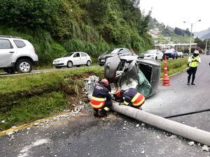 Dos vehículos colisionaron en la Autopista Rumiñahui; se registran tres personas heridas