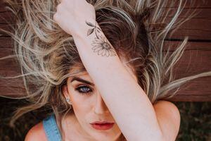 Tatuajes de flores para las mujeres que aman los pequeños detalles de la vida
