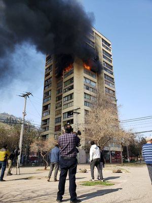 Incendio en la torre: las imágenes de las llamas que consumen edificio habitacional en Recoleta