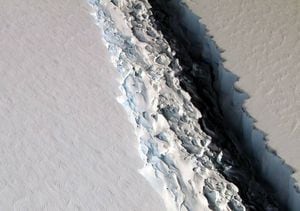 Un tercio de la Región Metropolitana: Así es el gigantesco iceberg que está por desprenderse de la Antártica