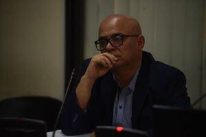 Exministro de Salud, Jorge Villavicencio, se negó a recibir atención en hospitales públicos