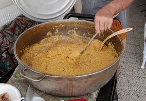 Se hace viral imagen de ponceño cocinando para sus vecinos