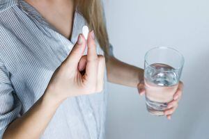 Estudio advierte que las jóvenes que consumen píldoras anticonceptivas sufren problemas alimenticios y depresión