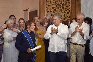 Duque condecora al pintor David Manzur con la Orden de Boyacá