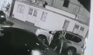 (VIDEO) En segundos delincuentes roban camioneta a familia en Bogotá