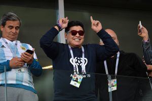 ¡Polémica! Diego Armando Maradona fue visto fumando en estadio del Mundial