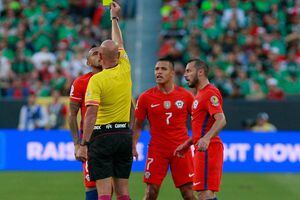 Los 13 jugadores de la Roja que arriesgan suspensión para el partido crucial ante Brasil