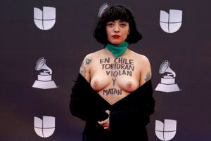 Misión cumplida: la protesta en topless de Mon Laferte en los Latin Grammy dio la vuelta al mundo