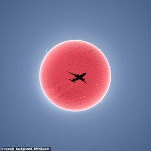 Fotógrafo captura o momento exato em que avião ‘cruza’ o Sol