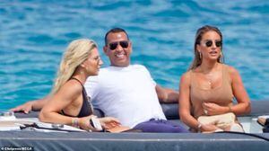 ¿La venganza de A-Rod? fotografiaron a Álex Rodríguez paseando en una moto de agua con su nueva novia en Bikini y cerca del lujoso yate en donde están JLo y Ben Affleck