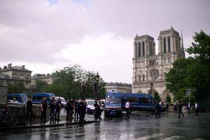Alerta en París: hombre ataca con martillo a un Policía en Notre Dame al grito de "es por Siria"