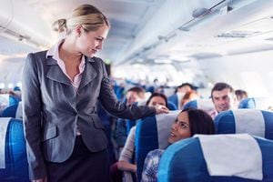 Aerolínea prohíbe decir "damas y caballeros" a los pasajeros
