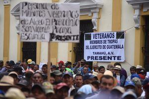 Militares retirados manifiestan frente al Congreso para exigir pago de resarcimiento