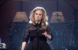 Adele reaparece más delgada que nunca cantando en una boda