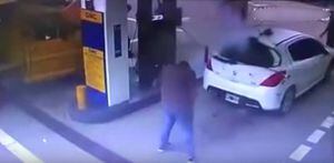 (Video) Fuerte explosión de un carro en gasolinera generó nube de cocaína