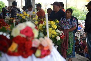Dolor y solidaridad en las honras fúnebres de víctimas de la erupción